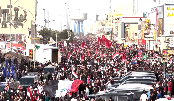 Rakyat Iraq membanjiri Dataran Pembebasan di Baghdad bagi membantah serangan berterusan Amerika Syarikat dan Israel terhadap Iran./REUTERS