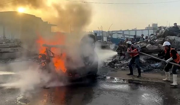 Sebuah kereta terbakar di Al-Zawayda akibat serangan udara rejim Zionis menyebabkan sekurang-kurangnya seorang maut/ REUTERS