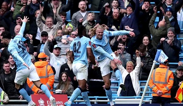 Erling Haaland meraikan kemenangan menentang Liverpool 4-0/ REUTERS