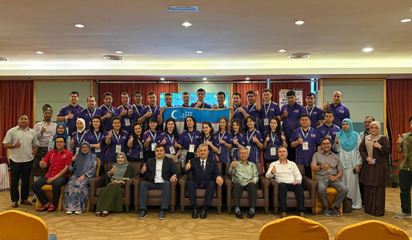 Saintis Muda dari  Uzbekistan bersama  penyelidik UPSI, Duta Uzbekistan,  serta   wakil Kementerian Pengajian Tinggi, Sains dan Inovasi Republik Uzbekistan/Foto UPSI