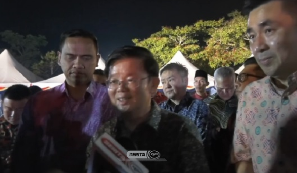 Ketua Menteri Pulau Pinang, Chow Kon Yeow (tengah)