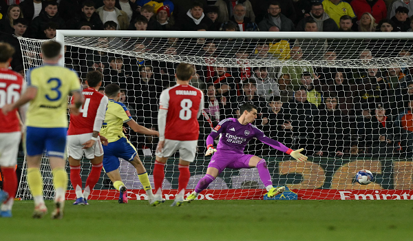 Penyerang Southampton, Ross Stewart meledak gol pertama menewaskan penjaga gol Arsenal, Kepa Arrizabalaga dalam aksi suku akhir Piala FA./foto AFP