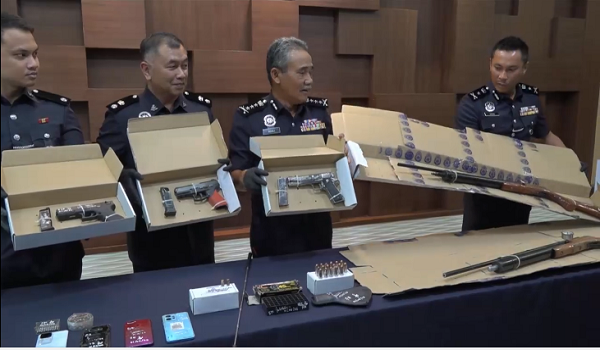 Polis rampas 2 pucuk pistol, 2 senapang angin serta barangan lain