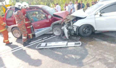 Dua maut manakala tiga lagi cedera dalam kemalangan berhampiran Simpang Tiga Manik Urai Lama