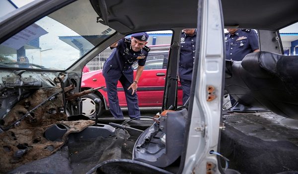 Timbalan Ketua Polis Selangor DCP Mohd Zaini Abu Hassan (kiri) menunjukkan kenderaan yang dirampas ketika sidang media mengenai rampasan kenderaan dalam Op Lejang yang didalangi kumpulan Along Jep di Ibu Pejabat Polis Daerah Klang Selatan.-Foto BERNAMA