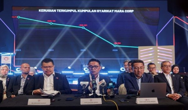 Ketua Pengarah Majlis Amanah Rakyat (MARA), Datuk Zulfikri Osman, bercakap pada sidang media khas pelaburan MARA yang diadakan di Dewan Tun Hussein Onn, Pusat Dagangan Dunia Kuala Lumpur, hari ini.

Turut hadir Pengarah Kanan (Pelaburan) MARA, Dr Azmi Amat Murjan, serta Pemangku Ketua Pegawai Eksekutif Kumpulan MARA Corporation, Datuk Amir Azhar Ibrahim.