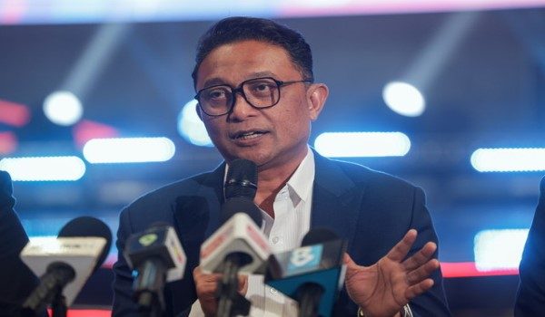 Ketua Pengarah Majlis Amanah Rakyat (MARA), Datuk Zulfikri Osman, bercakap pada sidang media khas pelaburan MARA yang diadakan di Pusat Dagangan Dunia Kuala Lumpur, hari ini / Foto BERNAMA
