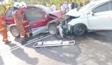 Kemalangan membabitkan dua kenderaan di Simpang Tiga, Manek Urai Lama / Foto JBPM