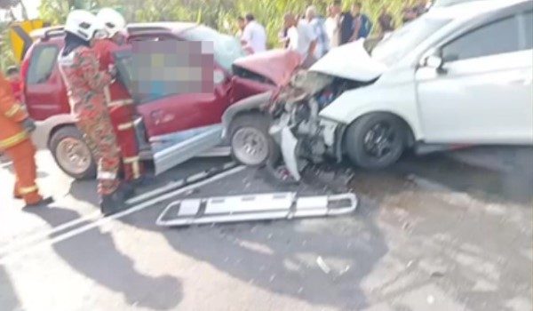 Kemalangan membabitkan dua kenderaan di Simpang Tiga, Manek Urai Lama / Foto JBPM