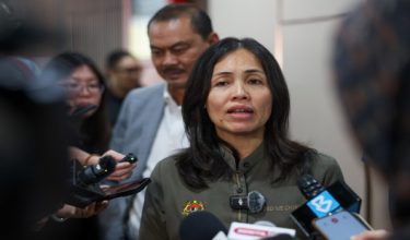 Timbalan Menteri Komunikasi Teo Nie Ching bercakap kepada media selepas hadir pada Majlis Penutupan Kursus Kecerdasan Buatan (AI), Keselamatan Dalam Talian dan Etika Pelaporan Media di Institut Penyiaran dan Penerangan Tun Abdul Razak (IPPTAR) hari ini / Foto BERNAMA