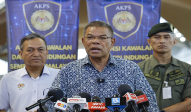 Menteri Dalam Negeri Datuk Seri Saifuddin Nasution Ismail bercakap pada sidang media selepas mengadakan sesi lawatan kerja dengan meninjau pengoperasian Lapangan Terbang Antarabangsa Kuala Lumpur (KLIA) Terminal 1 hari ini / Foto BERNAMA