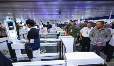 Menteri Dalam Negeri Datuk Seri Saifuddin Nasution Ismail bercakap pada sidang media selepas mengadakan sesi lawatan kerja dengan meninjau pengoperasian Lapangan Terbang Antarabangsa Kuala Lumpur (KLIA) Terminal 1 hari ini.