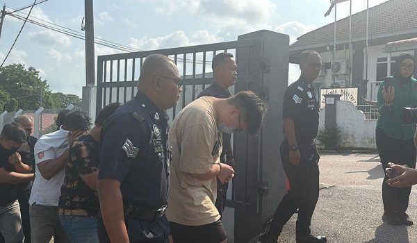 Semalam, remaja berkenaan dibebaskan dengan jaminan polis selepas tempoh reman untuk siasatan dibawah APJ 1987 tamat, sebelum ditahan semula pada hari sama bagi membantu siasatan kes bunuh. - Foto RTM
