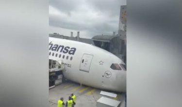 Pesawat Lufthansa tersembam ketika sedang diletakkan di pintu pelepasan Lapangan Terbang Frankfurt. Foto REUTERS