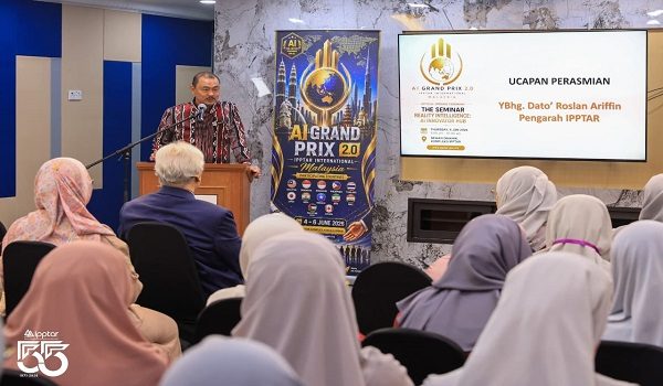 Pengarah IPPTAR, Datuk Roslan Ariffin berucap pada Majlis Perasmian Seminar Reality Intelligence: AI Innovator Hub di Kompleks IPPTAR di sini, semalam. - Foto RTM