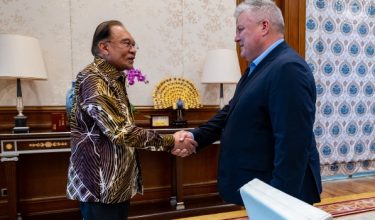 Perdana Menteri Datuk Seri Anwar Ibrahim mengadakan pertemuan bersama Ketua Pegawai Eksekutif AT&S Austria Technologie & Systemtechnik Aktiengesellschaft (AT&S) Dr Michael Mertin pada Khamis. Foto FB Anwar Ibrahim