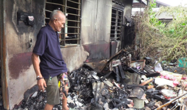 Abu Bakar Zakaria, 67, melihat kediamannya yang musnah dijilat api dalam kejadian awal pagi Jumaat/RTM