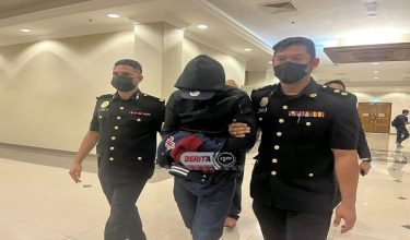 Tertuduh, Solehuddin Isa diiringi pegawai SPRM ketika tiba di mahkamah