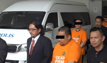 Ketiga-tiga suspek diiring pegawai SPRM ketika meninggalkan mahkamah