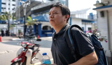 Pemandu e-hailing Orang Kurang Upaya (OKU), Ong Ing Keong, 46, yang mendakwa diserang pengiring kepada orang kenamaan, hadir di Bukit Aman bagi memberi keterangan / Foto Bernama