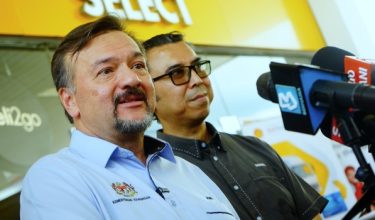 KAPSYEN 1)
KOTA KINABALU 5 JULAI 2026-Menteri Kewangan II,YB Senator Datuk Seri Amir Hamzah Azizan bercakap pada sidang akhbar selepas meninjau pelaksanaan BUDI Diesel distesen Shell Jalan UMS hari ini.
_fotoBERNAMA (2026) HAK CIPTA TERPELIHARA.