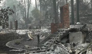 Kebkaran hutan yang melanda kawasan pinggir Spokane memusnahkan ratusan struktur dan memaksa pemindahan besar-besaran penduduk/ REUTERS