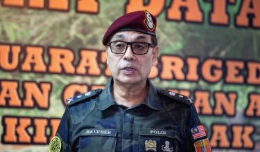 IPOH, 5 Ogos -- Komander Briged Utara Pasukan Gerakan Am (PGA) Ulu Kinta SAC Balveer Singh Mahindar Singh ketika sidang media mengenai kejayaan tangkapan dan rampasan berkaitan sisa elektronik (e-waste) dalam serbuan di tiga premis sekitar Ipoh pada 3 Ogos lalu di PGA Ulu Kinta hari ini.

PGA Ulu Kinta merampas sebanyak 120,220 kilogram (kg) e-waste bernilai kira-kira RM9.39 juta serta pelbagai jenis mesin dan jentera dalam serbuan tersebut yang turut membawa kepada penahanan 14 individu.

--fotoBERNAMA (2026) HAK CIPTA TERPELIHARA



IPOH, Aug 5 -- Northern Brigade Commander of the General Operations Force (GOF) Ulu Kinta SAC Balveer Singh Mahindar Singh during a press conference on the successful seizure of electronic waste (e-waste) following raids conducted at three premises around Ipoh on Aug 3, at GOF Ulu Kinta today.

The operation saw the seizure of 120,220 kilogrammes (kg) of e-waste worth approximately RM9.39 million, along with various types of machinery and equipment, and led to the arrest of 14 individuals.

--fotoBERNAMA (2026) COPYRIGHT RESERVED