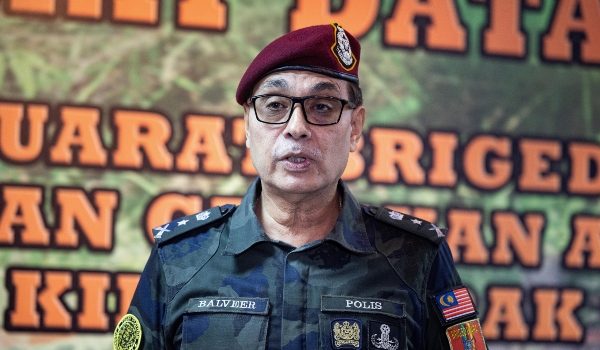 IPOH, 5 Ogos -- Komander Briged Utara Pasukan Gerakan Am (PGA) Ulu Kinta SAC Balveer Singh Mahindar Singh ketika sidang media mengenai kejayaan tangkapan dan rampasan berkaitan sisa elektronik (e-waste) dalam serbuan di tiga premis sekitar Ipoh pada 3 Ogos lalu di PGA Ulu Kinta hari ini.

PGA Ulu Kinta merampas sebanyak 120,220 kilogram (kg) e-waste bernilai kira-kira RM9.39 juta serta pelbagai jenis mesin dan jentera dalam serbuan tersebut yang turut membawa kepada penahanan 14 individu.

--fotoBERNAMA (2026) HAK CIPTA TERPELIHARA



IPOH, Aug 5 -- Northern Brigade Commander of the General Operations Force (GOF) Ulu Kinta SAC Balveer Singh Mahindar Singh during a press conference on the successful seizure of electronic waste (e-waste) following raids conducted at three premises around Ipoh on Aug 3, at GOF Ulu Kinta today.

The operation saw the seizure of 120,220 kilogrammes (kg) of e-waste worth approximately RM9.39 million, along with various types of machinery and equipment, and led to the arrest of 14 individuals.

--fotoBERNAMA (2026) COPYRIGHT RESERVED