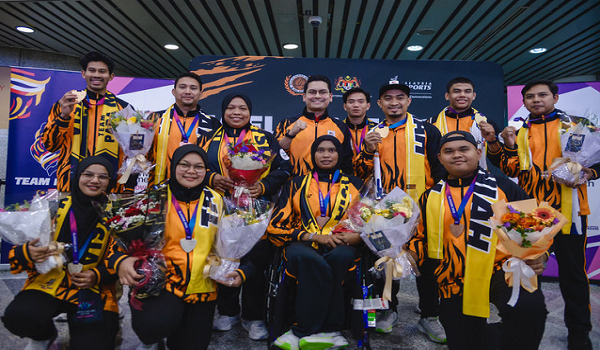 Menteri Belia dan Sukan, Dr Mohammed Taufiq Johari bergambar bersama kontinjen Malaysia yang tiba di KLIA