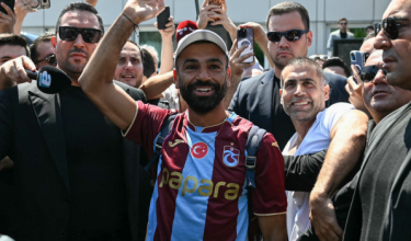 Pemain bola sepak Mesir, Mohamed Salah tiba di Lapangan Terbang Ataturk, Istanbul bagi melengkapkan perpindahan ke kelab Liga Turkiye, Trabzonspor pada 5 Ogos 2026. (Foto: Ozan KOSE / AFP)