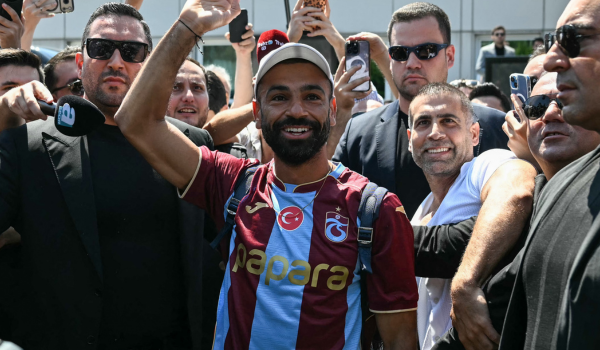 Pemain bola sepak Mesir, Mohamed Salah tiba di Lapangan Terbang Ataturk, Istanbul bagi melengkapkan perpindahan ke kelab Liga Turkiye, Trabzonspor pada 5 Ogos 2026. (Foto: Ozan KOSE / AFP)
