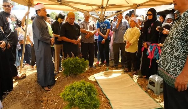 Jenazah Jay Jay dikebumikan di Tanah Perkuburan Islam Bukit Tandang