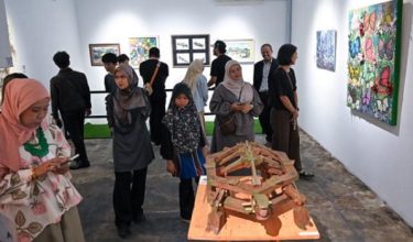 IPOH, 5 Sept - Pengunjung melawat reruai pameran pada Majlis Perasmian BANGUN!!! Pameran Guru Pendidikan Seni dan Visual Negeri Perak di The Silver Lab hari ini. Sebanyak 42 karya lukisan dan arca yang dihasilkan oleh guru Pendidikan Seni dan Visual dipamerkan pada pameran berkenaan. - fotoBERNAMA (2026) HAK CIPTA TERPELIHARA IPOH, Sept 5 - Visitors view exhibition booths during the launch of BANGUN!!! Perak Visual Arts Education Teachers Exhibition at The Silver Lab today. A total of 42 paintings and sculptures produced by Visual Arts Education teachers are being showcased at the exhibition. - fotoBERNAMA (2026) COPYRIGHT RESERVED
