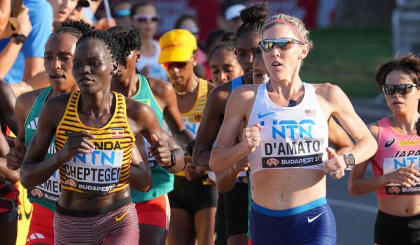 Atlet maraton Olimpik dari Uganda, Rebecca Cheptegei (kiri)/ Foto Reuters