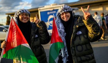 Delegasi Malaysia, adik-beradik Nur Heliza Helmi (kanan) dan Nur Hazwani Afiqah Helmi (kiri) tiba di Lapangan Terbang Istanbul bersama 36 warga Turkiye selepas dibebaskan daripada tahanan Israel/Foto AFP