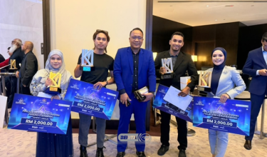 Noor Sharidah Shaffie (kiri), Muhammad Syazwan Hakimi Lee Muhammad Fuad Lee (dua dari kiri), Pengarah Bahagian Berita Ehwal Semasa Md Shahri Saripan (tengah), Mohd Faizal Nazreen Abdullah (dua dari kanan) dan Noor Ain Abu Bakar (kanan) memenangi Anugerah Kecemerlangan Media KPKT (AkeMEDIA) 2026