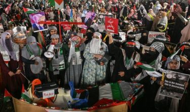 Penyokong parti Islam Jamaat-e-Islami mengibarkan bendera Palestin dan membawa sepanduk semasa perarakan ‘Gaza March’ di Lahore pada 4 Oktober sebagai tanda solidariti terhadap rakyat Palestin, sehari selepas tentera Israel memintas Global Sumud Flotilla yang membawa bantuan ke Gaza/Foto AFP