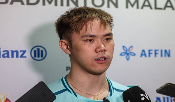 Pemain badminton negara, Tee Kai Wun bercakap pada sidang media selepas sesi latihan di Akademi Badminton Malaysia, Bukit Kiara, semalam/ BERNAMA
