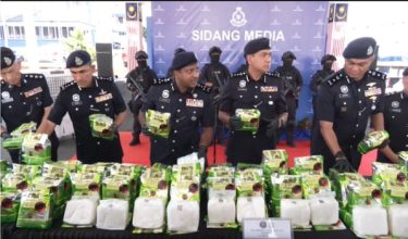 Pengarah JSJN , Datuk Hussien Omar Khan (tiga, kanan) menunjukkan dadah yang dirampas pada sidang media di IPD Petaling Jaya, hari ini.