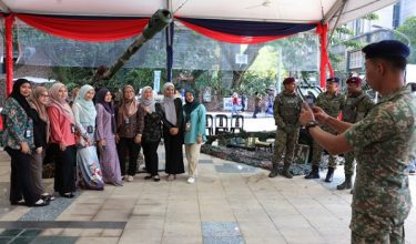 Pengunjung tidak melepaskan peluang bergambar kenangan pada Program Rancakkan MADANI Bersama Malaysiaku dan Konvensyen Nasional Reformasi Perkhidmatan Awam Tahun 2025 (Program Rancakkan MADANI) yang berlangsung selama tiga hari bermula hari ini di Dataran Putrajaya/ BERNAMA