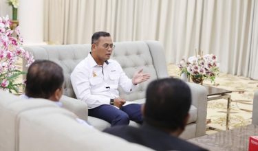 Menteri Besar Datuk Seri Amirudin Shari dalam pertemuan sesi santai pagi bersama sembilan Pegawai Daerah Negeri Selangor hari ini/Foto MB Selangor