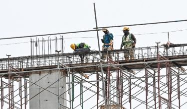 Kebanyakan pemaju dijangka kekal berhati-hati untuk menaikkan harga hartanah meskipun kos pembinaan meningkat dua hingga tiga peratus akibat tekanan operasi dan logistik/Foto BERNAMA