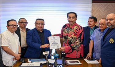 Presiden Persatuan Sepaktakraw Malaysia (PSM), Datuk Mohd Sumali Reduan (tiga, kiri) dan Setiausaha Agung Persekutuan Sepaktakraw Antarabangsa (ISTAF), Datuk Abdul Halim Kader (empat, kanan) bergambar ketika sidang media hari ini/ BERNAMA