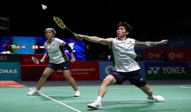 Beregu campuran negara, Chen Tang Jie dan Toh Ee Wei ketika menentang beregu Indonesia, Jafar Hidayatullah dan Felisha Alberta Nathaniel Pasaribu pada pusingan pertama Kejohanan Badminton Terbuka Malaysia Petronas 2026 di Stadium Axiata Arena hari ini/ BERNAMA