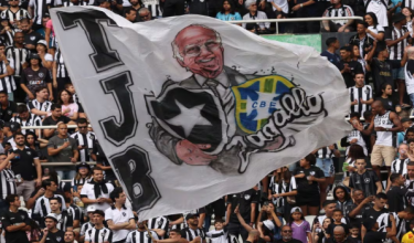 Penyokong kelab Botafogo mengibarkan bendera yang memaparkan wajah legenda kelab dan Brazil, Mario Zagallo/FOTO REUTERS
