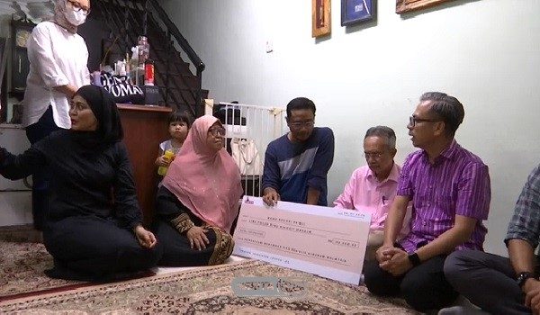 Fahmi Fadzil (kiri) dan suami Allahyarham Fiza, Mohd Roshdi Ramli (tiga kiri)