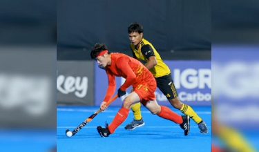 Aksi pembukaan Kumpulan A antara Malaysia dan China pada Kejohanan FIH Hoki Kelayakan Olimpik 2024 di Oman