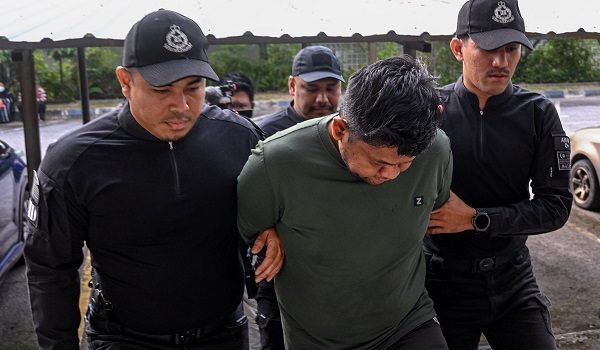 Datu Mohd Effendi Datu Mohd Salleh, 33, (tengah) dihadapkan di Mahkamah Majistret Bandar Baru Bangi hari ini atas pertuduhan membunuh seorang guru sekolah rendah, minggu lepas/ Bernama