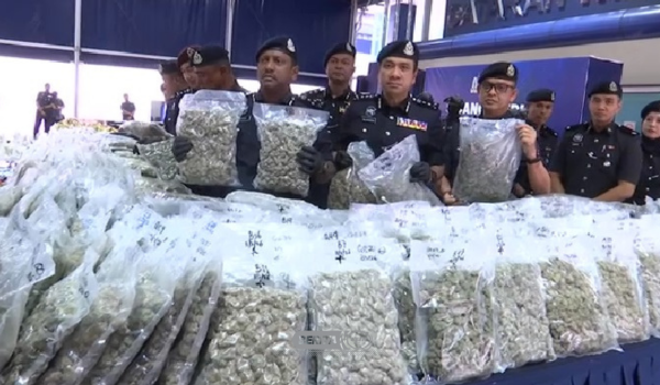 Hasil rampasan dadah dipamerkan dalam sidang media di Ibu Pejabat Polis Kontinjen (IPK) Kuala Lumpur