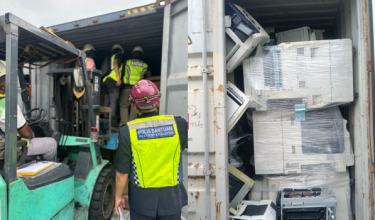 Pemeriksaan fizikal ke atas 10 buah kontena di tapak pemeriksaan kontena CFS 4, Pelabuhan Klang Barat/ AKPS